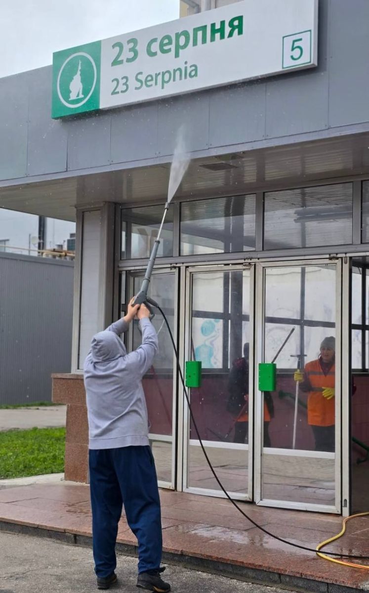 У Харкові триває генеральне прибирання переходів метрополітену